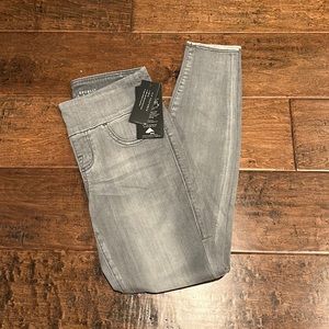 NWT Rock & Republic pull-on jeans- 4